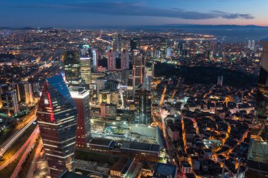 İSTANBUL, TURKEY - 9 HAZİRAN 2016: Şehir merkezinin ve gökdelenlerin havadan görüntüsü. Levent Bölgesindeki gökdelenler ve modern ofis binaları. Boğaz geçmişine sahip. İstanbul, Türkiye.