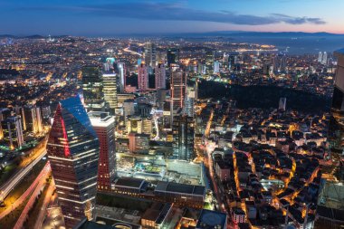 İstanbul, Türkiye. Şehir merkezinin ve gökdelenlerin havadan görüntüsü. Levent Bölgesindeki gökdelenler ve modern ofis binaları. Boğaz arka planıyla.