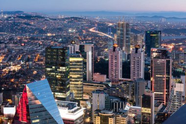 İstanbul, Türkiye. Şehir merkezinin ve gökdelenlerin havadan görüntüsü. Levent Bölgesindeki gökdelenler ve modern ofis binaları. Boğaz arka planıyla.