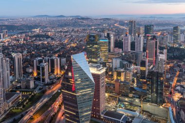 İSTANBUL, TURKEY - 9 HAZİRAN 2016: Şehir merkezinin ve gökdelenlerin havadan görüntüsü. Levent Bölgesindeki gökdelenler ve modern ofis binaları. Boğaz geçmişine sahip. İstanbul, Türkiye.