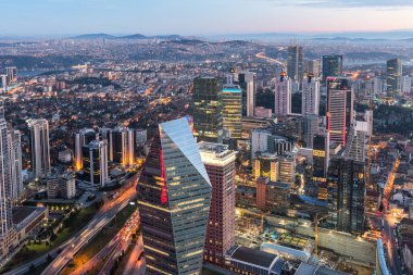 İstanbul, Türkiye. Şehir merkezinin ve gökdelenlerin havadan görüntüsü. Levent Bölgesindeki gökdelenler ve modern ofis binaları. Boğaz arka planıyla.