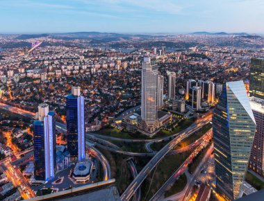 İstanbul, Türkiye. Şehir merkezinin ve gökdelenlerin havadan görüntüsü. Levent Bölgesindeki gökdelenler ve modern ofis binaları. Boğaz arka planıyla.