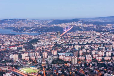 İSTANBUL, TURKEY - 9 HAZİRAN 2016: Şehir merkezinin ve gökdelenlerin havadan görüntüsü. Levent Bölgesindeki gökdelenler ve modern ofis binaları. Boğaz geçmişine sahip. İstanbul, Türkiye.