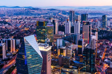 İstanbul, Türkiye. Şehir merkezinin ve gökdelenlerin havadan görüntüsü. Levent Bölgesindeki gökdelenler ve modern ofis binaları. Boğaz arka planıyla.
