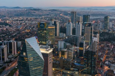 İSTANBUL, TURKEY - 9 HAZİRAN 2016: Şehir merkezinin ve gökdelenlerin havadan görüntüsü. Levent Bölgesindeki gökdelenler ve modern ofis binaları. Boğaz geçmişine sahip. İstanbul, Türkiye.