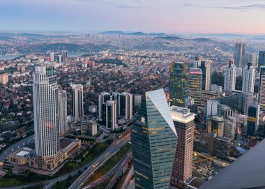 İSTANBUL, TURKEY - 9 HAZİRAN 2016: Şehir merkezinin ve gökdelenlerin havadan görüntüsü. Levent Bölgesindeki gökdelenler ve modern ofis binaları. Boğaz geçmişine sahip. İstanbul, Türkiye.