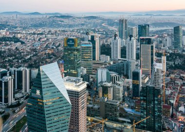 İSTANBUL, TURKEY - 9 HAZİRAN 2016: Şehir merkezinin ve gökdelenlerin havadan görüntüsü. Levent Bölgesindeki gökdelenler ve modern ofis binaları. Boğaz geçmişine sahip. İstanbul, Türkiye.