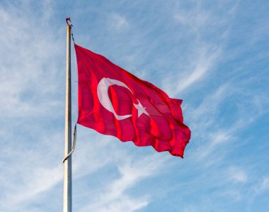 Mavi gökyüzünde dalgalanan Türk bayrağı.