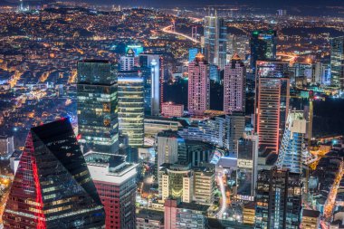 İstanbul, Türkiye. Şehir merkezinin ve gökdelenlerin havadan görüntüsü. Levent Bölgesindeki gökdelenler ve modern ofis binaları. Boğaz arka planıyla.