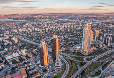 İSTANBUL, TURKEY - 9 HAZİRAN 2016: Şehir merkezinin ve gökdelenlerin havadan görüntüsü. Levent Bölgesindeki gökdelenler ve modern ofis binaları. Boğaz geçmişine sahip. İstanbul, Türkiye.