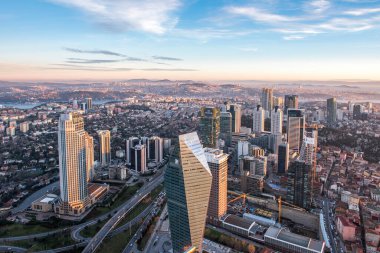 İSTANBUL, TURKEY - 9 HAZİRAN 2016: Şehir merkezinin ve gökdelenlerin havadan görüntüsü. Levent Bölgesindeki gökdelenler ve modern ofis binaları. Boğaz geçmişine sahip. İstanbul, Türkiye.