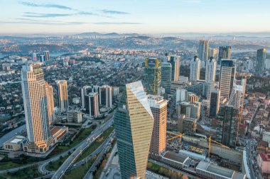 İSTANBUL, TURKEY - 9 HAZİRAN 2016: Şehir merkezinin ve gökdelenlerin havadan görüntüsü. Levent Bölgesindeki gökdelenler ve modern ofis binaları. Boğaz geçmişine sahip. İstanbul, Türkiye.
