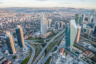İSTANBUL, TURKEY - 9 HAZİRAN 2016: Şehir merkezinin ve gökdelenlerin havadan görüntüsü. Levent Bölgesindeki gökdelenler ve modern ofis binaları. Boğaz geçmişine sahip. İstanbul, Türkiye.