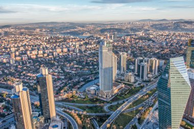 İSTANBUL, TURKEY - 9 HAZİRAN 2016: Şehir merkezinin ve gökdelenlerin havadan görüntüsü. Levent Bölgesindeki gökdelenler ve modern ofis binaları. Boğaz geçmişine sahip. İstanbul, Türkiye.