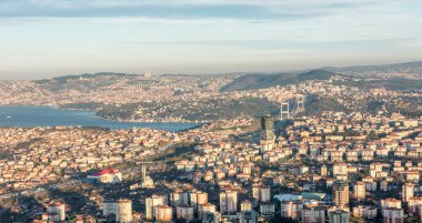 İSTANBUL, TURKEY - 9 HAZİRAN 2016: Şehir merkezinin ve gökdelenlerin havadan görüntüsü. Levent Bölgesindeki gökdelenler ve modern ofis binaları. Boğaz geçmişine sahip. İstanbul, Türkiye.
