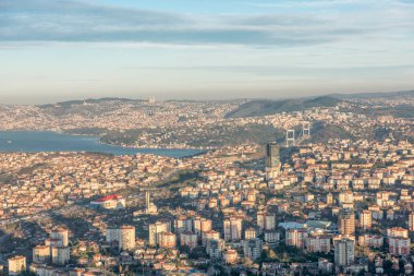 İSTANBUL, TURKEY - 9 HAZİRAN 2016: Şehir merkezinin ve gökdelenlerin havadan görüntüsü. Levent Bölgesindeki gökdelenler ve modern ofis binaları. Boğaz geçmişine sahip. İstanbul, Türkiye.