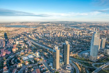 İSTANBUL, TURKEY - 9 HAZİRAN 2016: Şehir merkezinin ve gökdelenlerin havadan görüntüsü. Levent Bölgesindeki gökdelenler ve modern ofis binaları. Boğaz geçmişine sahip. İstanbul, Türkiye.