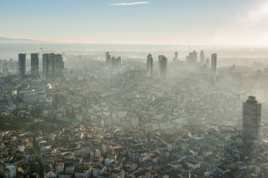 İSTANBUL, TURKEY - 9 HAZİRAN 2016: Şehir merkezinin ve gökdelenlerin havadan görüntüsü. Levent Bölgesindeki gökdelenler ve modern ofis binaları. Boğaz geçmişine sahip. İstanbul, Türkiye.