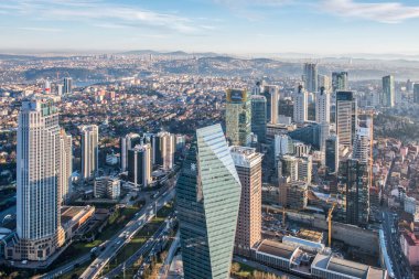 İSTANBUL, TURKEY - 9 HAZİRAN 2016: Şehir merkezinin ve gökdelenlerin havadan görüntüsü. Levent Bölgesindeki gökdelenler ve modern ofis binaları. Boğaz geçmişine sahip. İstanbul, Türkiye.