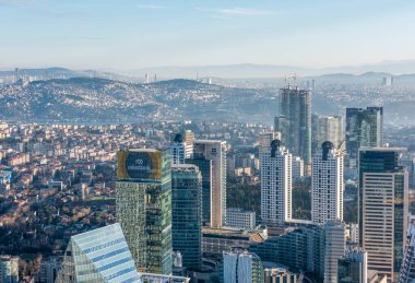İSTANBUL, TURKEY - 9 HAZİRAN 2016: Şehir merkezinin ve gökdelenlerin havadan görüntüsü. Levent Bölgesindeki gökdelenler ve modern ofis binaları. Boğaz geçmişine sahip. İstanbul, Türkiye.