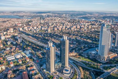 İSTANBUL, TURKEY - 9 HAZİRAN 2016: Şehir merkezinin ve gökdelenlerin havadan görüntüsü. Levent Bölgesindeki gökdelenler ve modern ofis binaları. Boğaz geçmişine sahip. İstanbul, Türkiye.