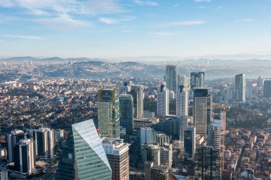 İSTANBUL, TURKEY - 9 HAZİRAN 2016: Şehir merkezinin ve gökdelenlerin havadan görüntüsü. Levent Bölgesindeki gökdelenler ve modern ofis binaları. Boğaz geçmişine sahip. İstanbul, Türkiye.