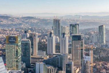 İSTANBUL, TURKEY - 9 HAZİRAN 2016: Şehir merkezinin ve gökdelenlerin havadan görüntüsü. Levent Bölgesindeki gökdelenler ve modern ofis binaları. Boğaz geçmişine sahip. İstanbul, Türkiye.