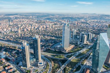 İSTANBUL, TURKEY - 9 HAZİRAN 2016: Şehir merkezinin ve gökdelenlerin havadan görüntüsü. Levent Bölgesindeki gökdelenler ve modern ofis binaları. Boğaz geçmişine sahip. İstanbul, Türkiye.