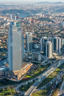 İSTANBUL, TURKEY - 9 HAZİRAN 2016: Şehir merkezinin ve gökdelenlerin havadan görüntüsü. Levent Bölgesindeki gökdelenler ve modern ofis binaları. Boğaz geçmişine sahip. İstanbul, Türkiye.