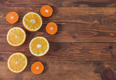 Ahşap arka planda portakal ve mandalina var. Taze meyve..