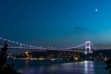Gece İstanbul, Türkiye 'de Fatih Sultan Mehmet Köprüsü.