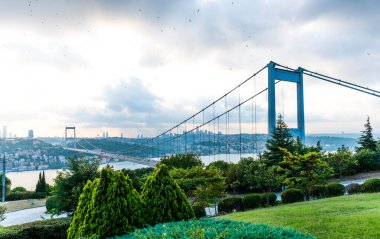 Otagtepe 'den İstanbul Boğazı manzarası. Fatih Sultan Mehmet Köprüsü. İstanbul, Türkiye.