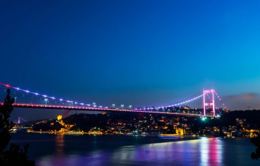 Gece İstanbul, Türkiye 'de Fatih Sultan Mehmet Köprüsü.