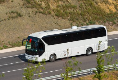 Otobandaki beyaz otobüs. Trafikte büyük otobüs.
