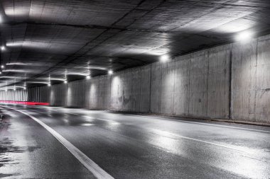 Otoyol tüneli. Trafiksiz bir şehir tünelinin içi.