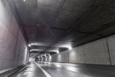 Otoyol tüneli. Trafiksiz bir şehir tünelinin içi.