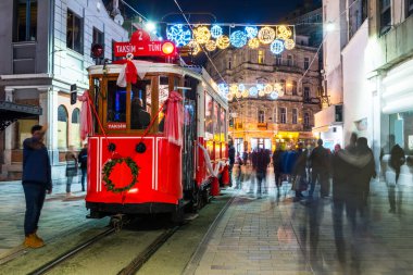 Taksim, İstiklal Caddesi, İstanbul. Hindi. Akşam Taksim İstiklal Caddesi 'nde Nostaljik Kızıl Tramvay.