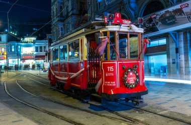 İSTANBUL, TURKEY - 1 Ocak 2018: Taksim İstiklal Caddesi 'ndeki Nostaljik Kızıl Tramvay. Taksim İstiklal Caddesi İstanbul 'da popüler bir yerdir. Beyoğlu, Taksim, İstanbul. Türkiye.