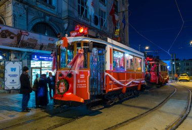 İSTANBUL, TURKEY - 1 Ocak 2018: Taksim İstiklal Caddesi 'ndeki Nostaljik Kızıl Tramvay. Taksim İstiklal Caddesi İstanbul 'da popüler bir yerdir. Beyoğlu, Taksim, İstanbul. Türkiye.