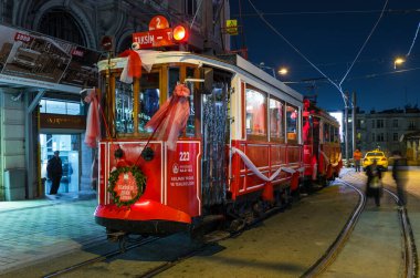 İSTANBUL, TURKEY - 1 Ocak 2018: Taksim İstiklal Caddesi 'ndeki Nostaljik Kızıl Tramvay. Taksim İstiklal Caddesi İstanbul 'da popüler bir yerdir. Beyoğlu, Taksim, İstanbul. Türkiye.