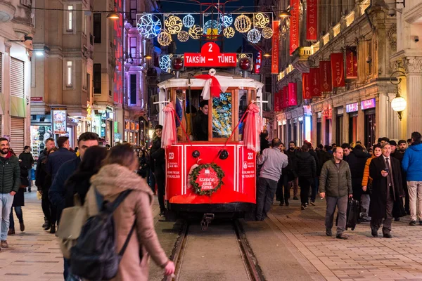 Stanbul Turkey Ocak 2018 Taksim Stiklal Caddesi Ndeki Nostaljik Kızıl — Stok fotoğraf