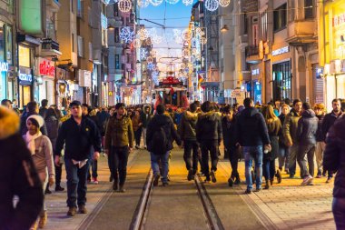 İSTANBUL, TURKEY - 1 Ocak 2018: Taksim İstiklal Caddesi 'ndeki Nostaljik Kızıl Tramvay. Taksim İstiklal Caddesi İstanbul 'da popüler bir yerdir. Beyoğlu, Taksim, İstanbul. Türkiye.