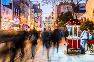 İSTANBUL, TURKEY - 1 HAZİRAN 2018: akşam Taksim İstiklal Caddesi. Taksim İstiklal Caddesi İstanbul, Türkiye 'de popüler bir yer.