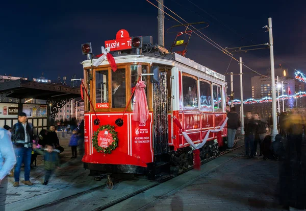 İSTANBUL, TURKEY - 1 Ocak 2018: Taksim İstiklal Caddesi 'ndeki Nostaljik Kızıl Tramvay. Taksim İstiklal Caddesi İstanbul 'da popüler bir yerdir. Beyoğlu, Taksim, İstanbul. Türkiye.