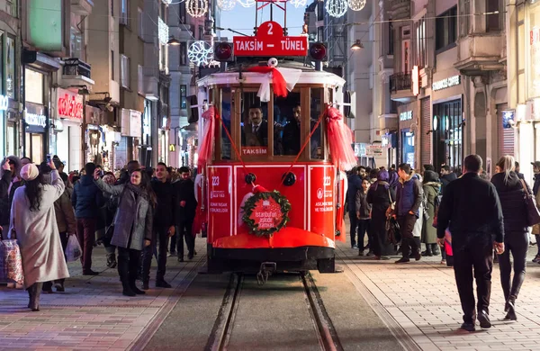 Stanbul Turkey Ocak 2018 Taksim Stiklal Caddesi Ndeki Nostaljik Kızıl — Stok fotoğraf