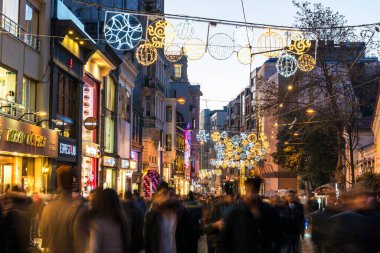 İSTANBUL, TURKEY - 1 HAZİRAN 2018: akşam Taksim İstiklal Caddesi. Taksim İstiklal Caddesi İstanbul, Türkiye 'de popüler bir yer.