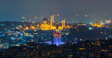 İstanbul gece görüşü. İstanbul, Türkiye 'de Galata Kulesi ve Süleyman Camii gece.