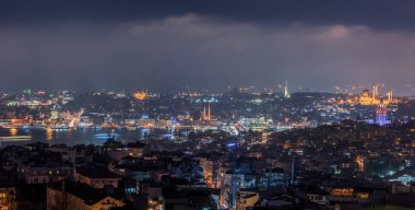 İstanbul gece görüşü. İstanbul, Türkiye 'de Galata Kulesi ve Süleyman Camii gece.