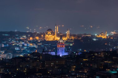İstanbul gece görüşü. İstanbul, Türkiye 'de Galata Kulesi ve Süleyman Camii gece.