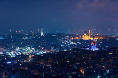 İstanbul gece görüşü. İstanbul, Türkiye 'de Galata Kulesi ve Süleyman Camii gece.